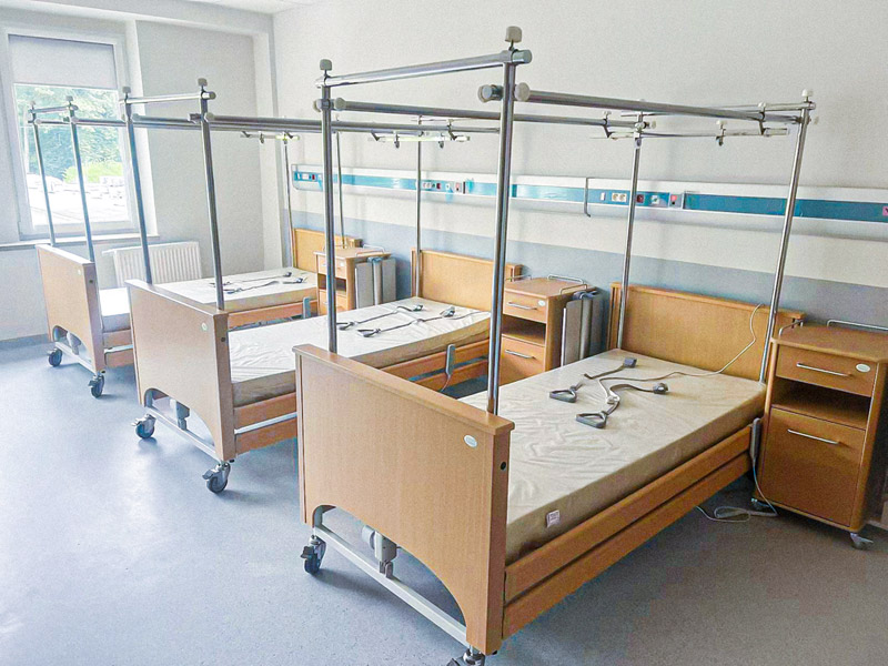 Lit de soins personnalisé installé dans un centre de rééducation en Pologne